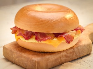 Postal: Bagel de bacon con queso