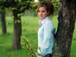 Emma Watson junto a un árbol