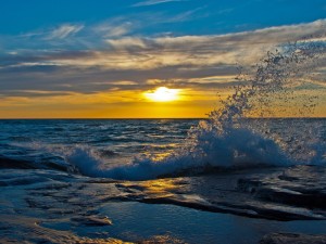 Postal: El agua del mar y el sol al atardecer