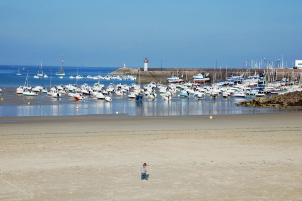 Playa y puerto en Erquy (Francia)