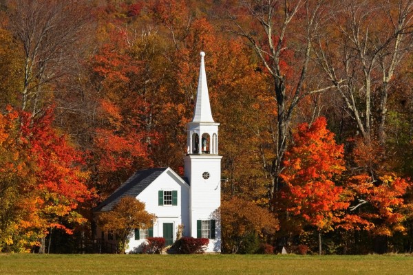 Iglesia junto a árboles con follaje otoñal