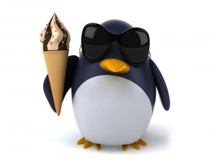 Divertido pingüino con un helado