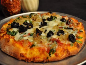 Pizza con cebollita y aceitunas
