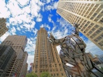Escultura y rascacielos en Chicago