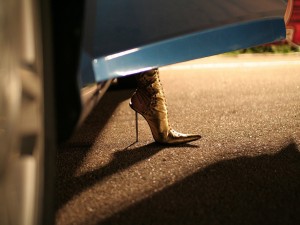 Zapato de tacón fuera del coche