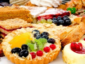 Variedad de tartas con frutas