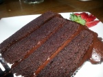 Una irresistible porción de pastel de chocolate