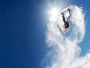 Gran salto de snowboard
