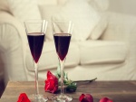 Dos copas de vino tinto y una rosa