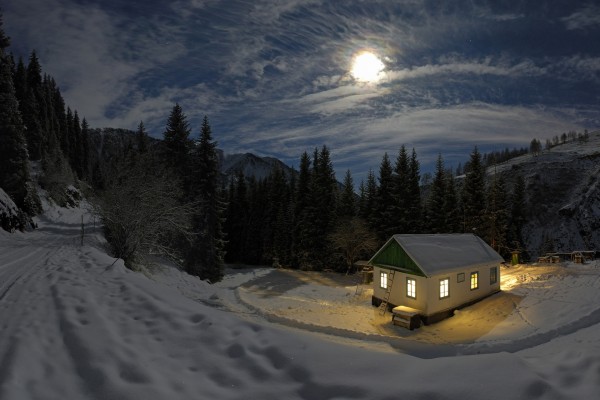 La luna en un paisaje nevado