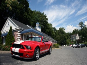 Postal: Ford Mustang GT 500 de color rojo