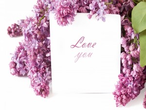 Postal: Mensaje de amor entre lilas