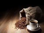 Granos de café y una taza