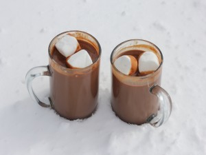 Chocolate caliente en la nieve