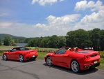 Dos Ferrari junto a un lago