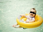 Un bebé en la piscina