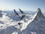 Airbus A380 y F/A-18 sobre las montañas
