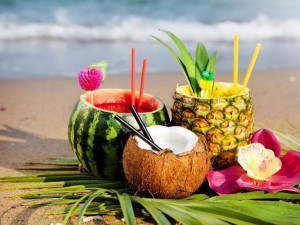 Cócteles de sandía, piña y coco en una playa