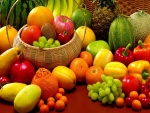 Pimientos entre las dulces frutas
