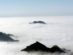 Las cimas de las montañas en el mar de nubes