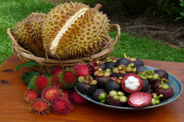 Frutas exóticas sobre la mesa