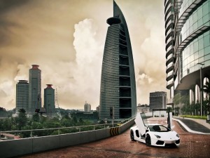 Postal: Lamborghini Aventador en una ciudad moderna