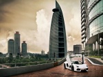 Lamborghini Aventador en una ciudad moderna