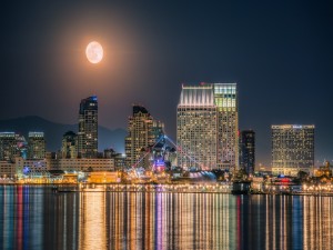 La luna ilumina el puerto en San Diego, California
