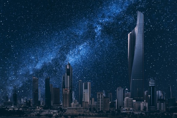 Cielo estrellado sobre los edificios de Kuwait