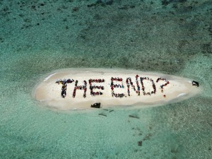 Postal: Personas formando "The End?" en una pequeña isla
