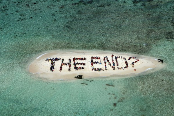 Personas formando "The End?" en una pequeña isla