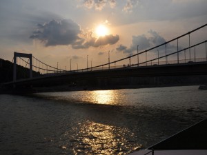 Postal: El sol sobre un puente de Budapest (Hungría)