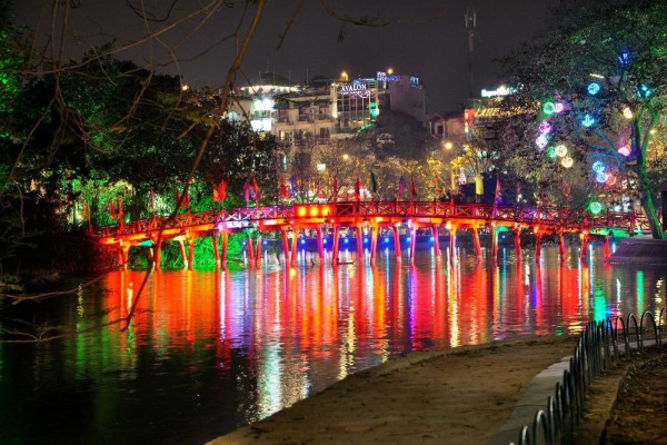 Puente del Sol Naciente (Hanói, Vietnam)