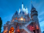 Imponente castillo iluminado