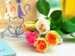 Postal: Rosas con bonitos colores sobre una mesa