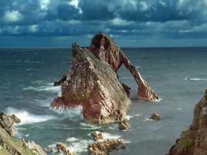 Gran roca en el mar