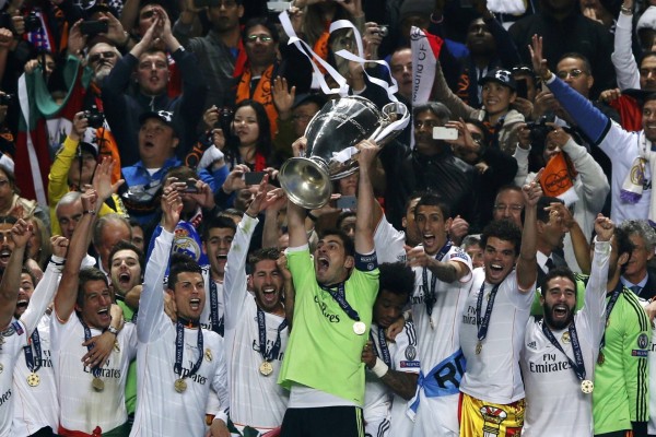 Jugadores del Real Madrid levantando la copa en Lisboa (Champions League 2014)