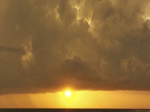 El sol y una gruesa capa de nubes