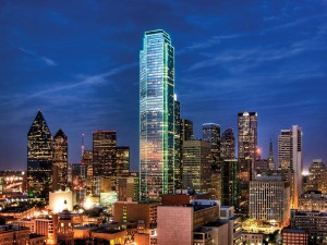 Postal: Edificios en la noche de Dallas (Texas, Estados Unidos)
