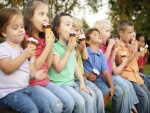 Niños comiendo helados