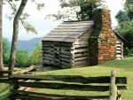 Cabaña de madera con chimenea de piedra