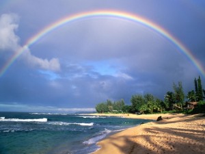 Gran arcoíris en la playa