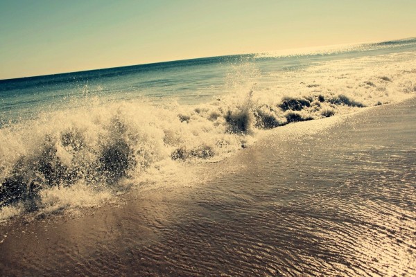 El agua del mar mojando la arena de la playa