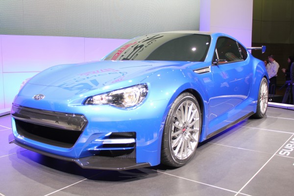 Subaru azul en una exposición