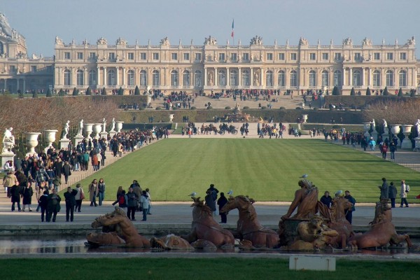 Gente visitando el Palacio de Versalles (Francia)
