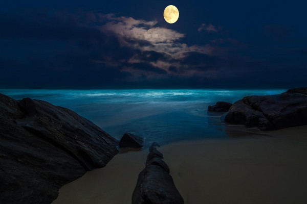 La luna llena ilumina el mar