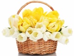 Preciosas flores en la cesta de mimbre