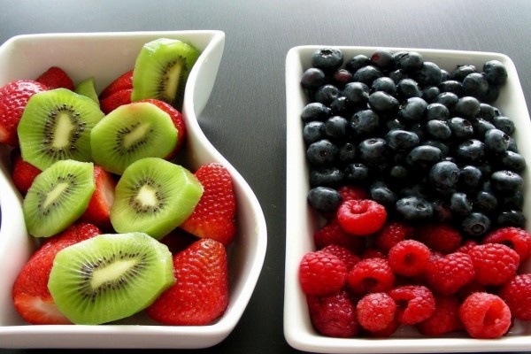 Dos fuentes con frutas frescas