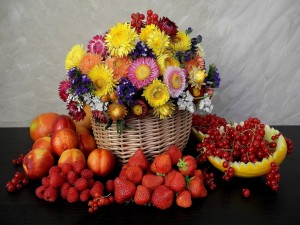Frutas y una cesta con flores