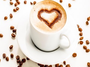 Postal: Taza de café con un corazón sobre la espuma